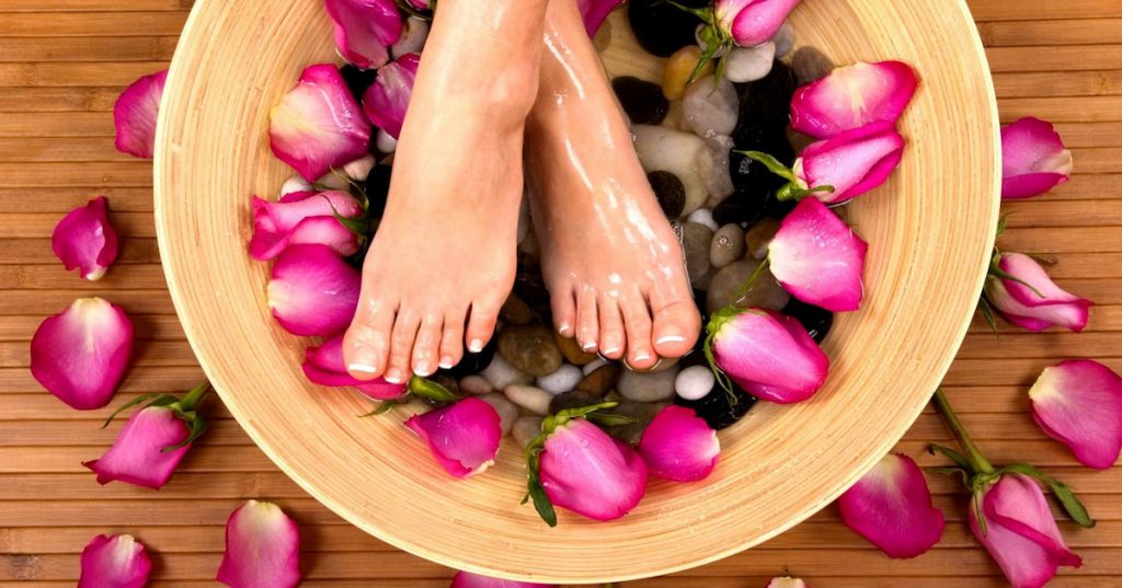 စကလေးတစ်ယောက်ရဲ့ ခြေထောက်လေးတွေလို သဘာဝအတိုင်း ဖြစ်စေမယ့် ချေးချွတ်နည်း (၆) မျိုး